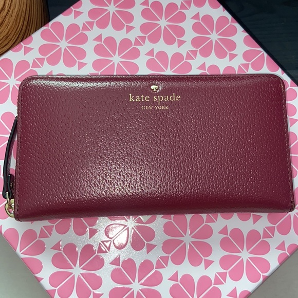 •Kate Spade Wallet - Picture 3 of 8